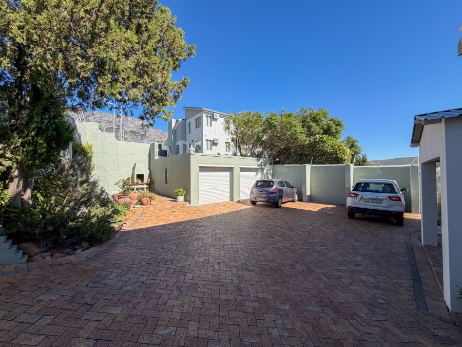 3 Bedroom Property for Sale in Vredehoek Western Cape
